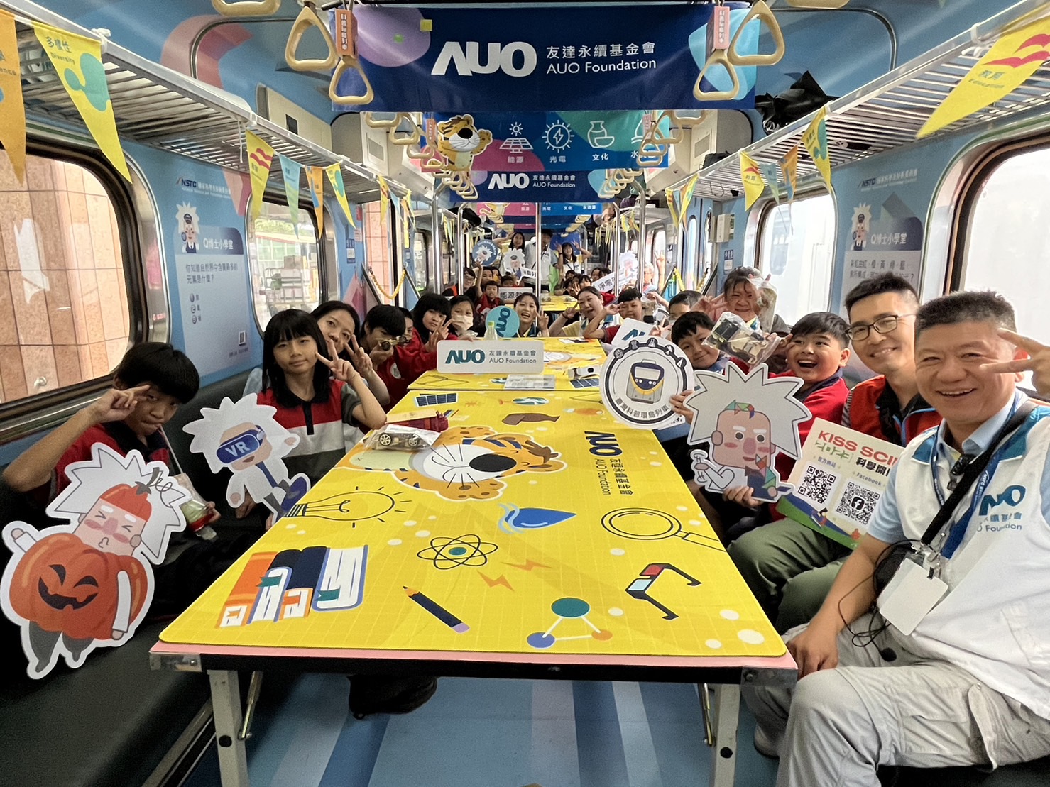 88858cc永利永續基金會參與「臺灣科普環島列車」，設計基礎科學車廂課程，以「淨零碳排和永續能源」為主題，讓學生透過創意實驗認識淨零知識，以及思考生活中的減碳行為