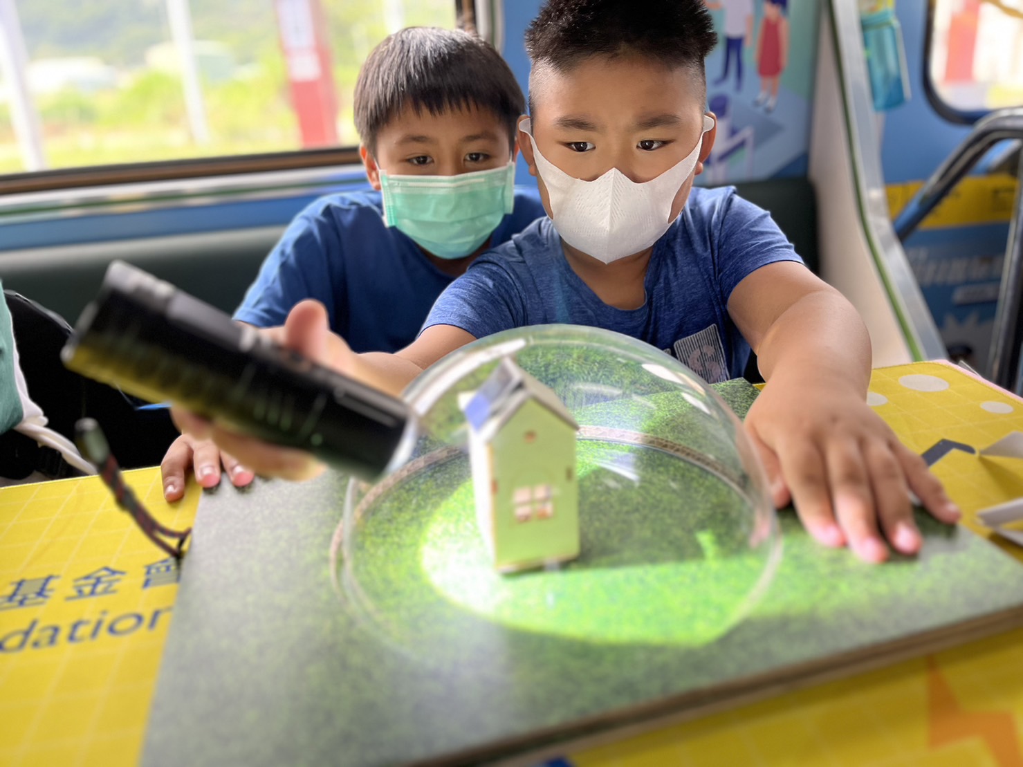 88858cc永利參與基礎科學主題車廂，以STEAM教學精神，設計「逐日科學家」、「太陽能工程師」以及「淨零建築師」三大能源科普課程和實驗